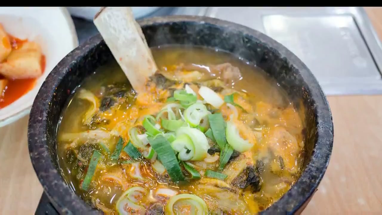 설날 명절 과식 예방과 혈당 스파이크 방지: 떡국 섭취 후 15분 산책의 의학적 효능 및 실전 루틴 동영상 썸네일