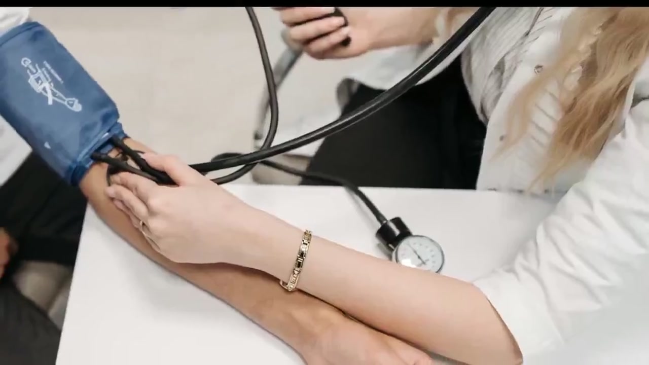 2월 영하권 추위와 심혈관 스파이크: 기상 직후 5분 발목 스트레칭의 의학적 효능 및 고위험군 혈압 관리 전략 동영상 썸네일